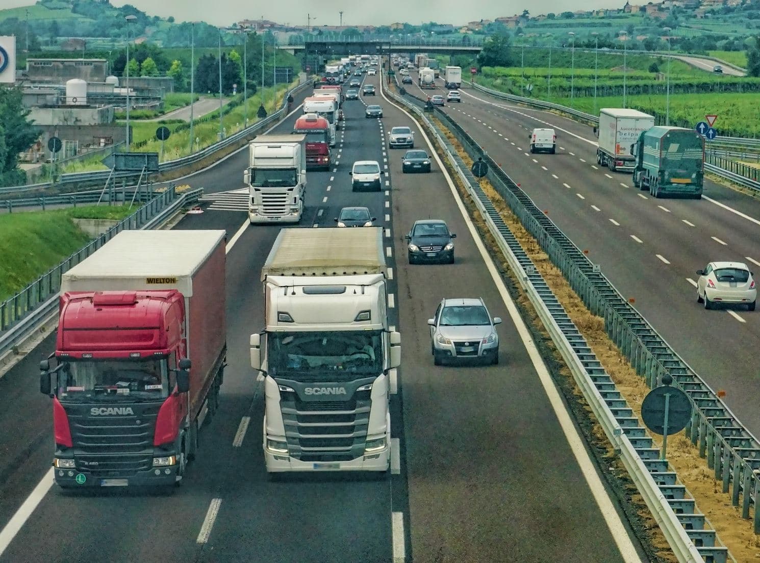 Raportarea e-Transport pentru firmele din România. Aplicația Pluriva ERP este integrată cu sistemul public RO-eTransport