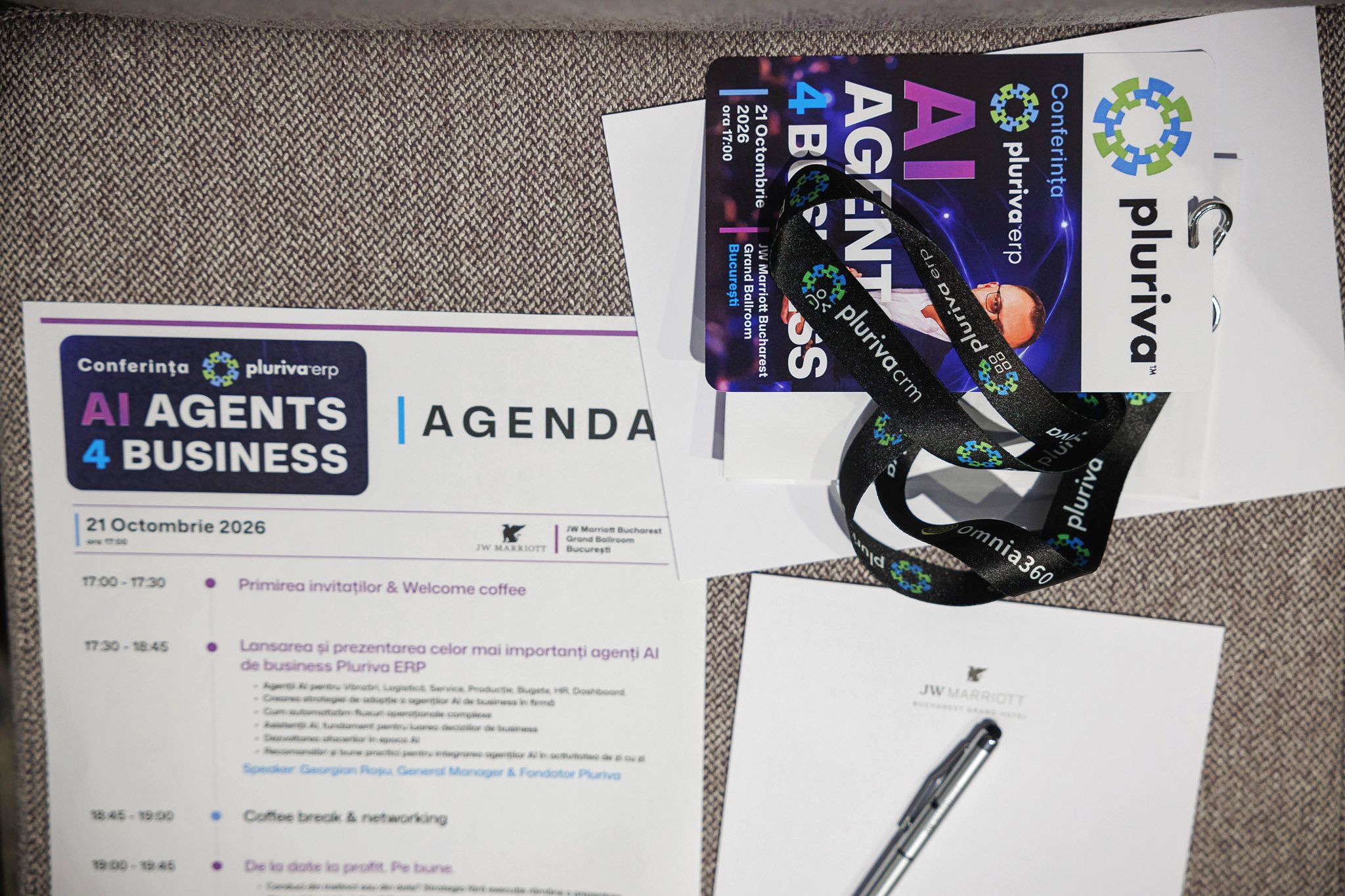 Agenda conferinței AI Agents 4 Business, ecusonul și lanyardul Pluriva