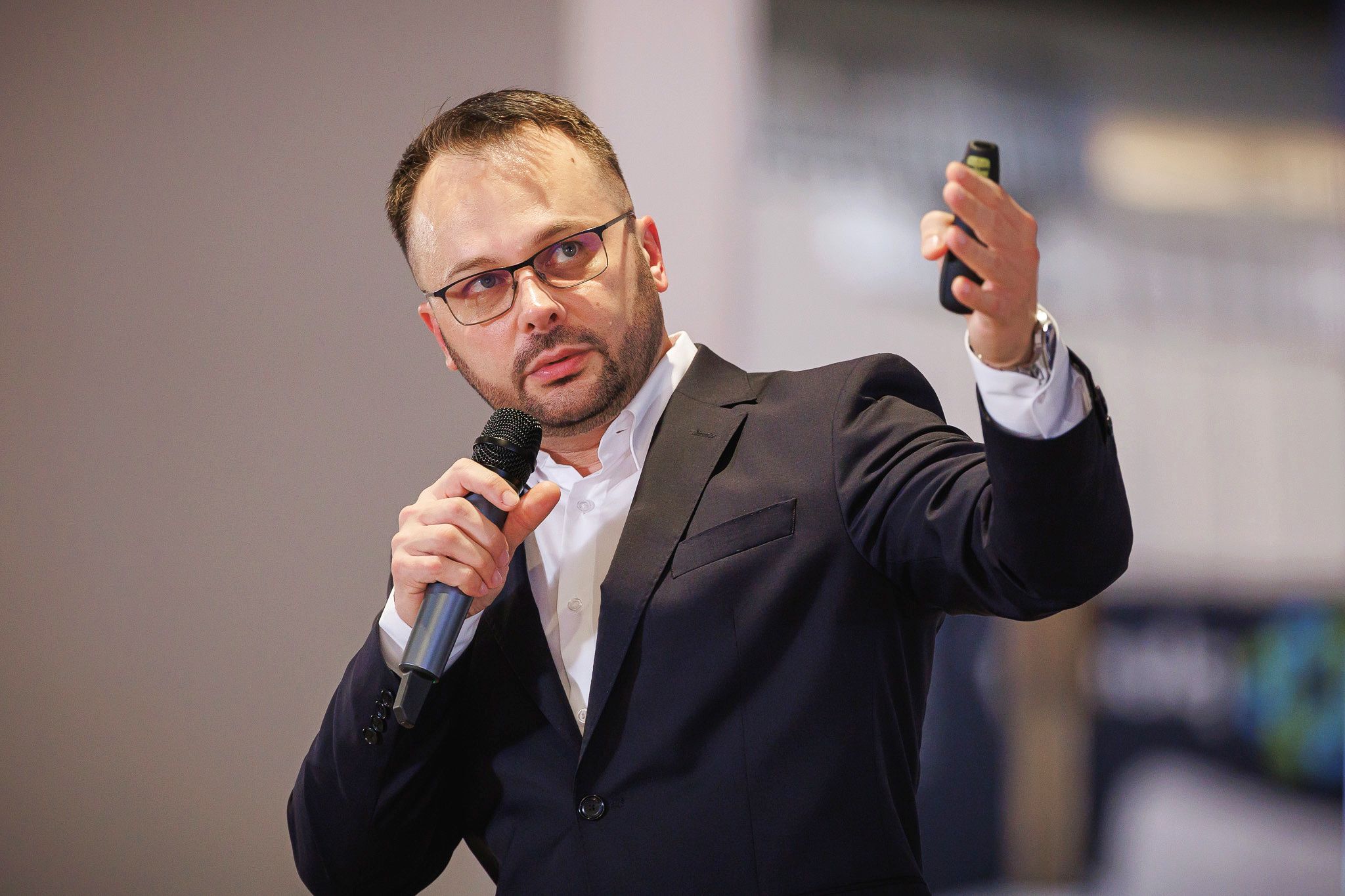 Vorbitor cu microfon și telecomandă de prezentare